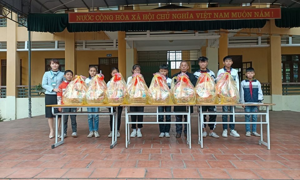 Đá gà SV388 trao tặng quà cho học sinh Điện Biên